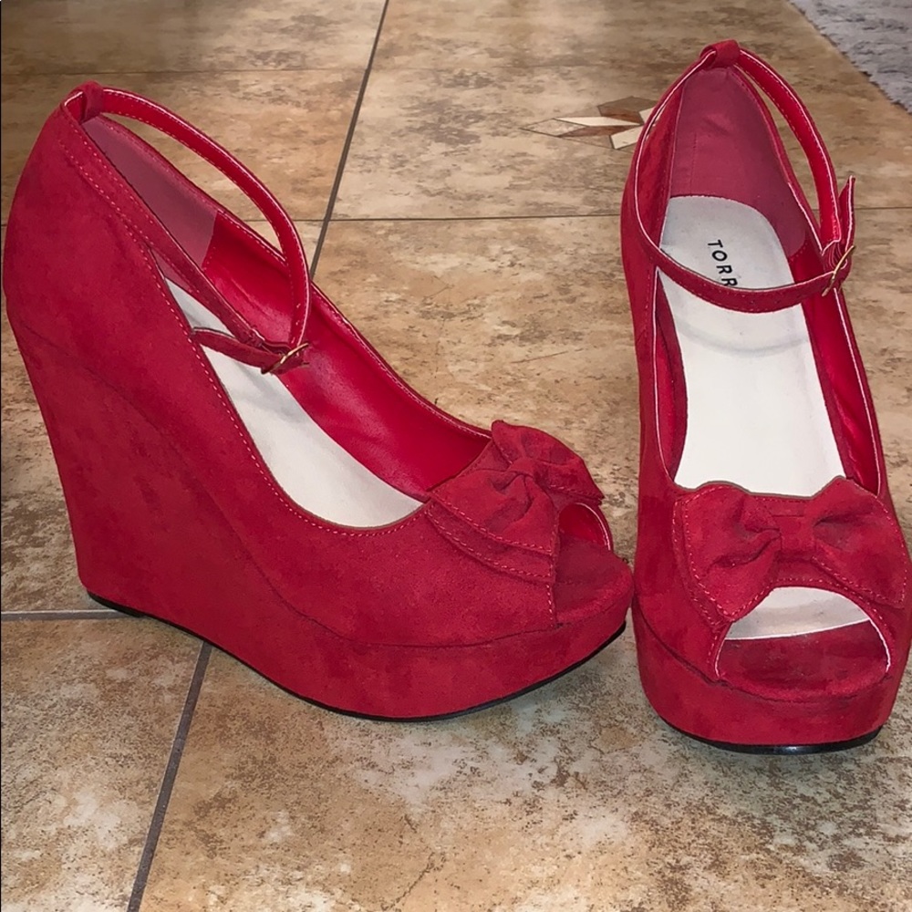 Red bow wedge size 9 Torrid shoes.